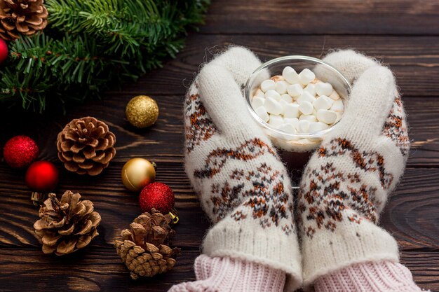 Accogliente serata di Natale con piatto di cacao laici