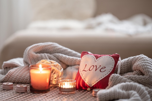 Accogliente sfondo di San Valentino con una candela e un cuore decorativo