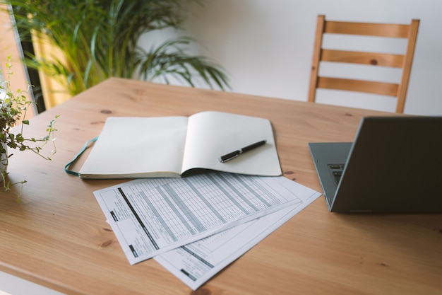 Accogliente spazio di lavoro con laptop e caffè