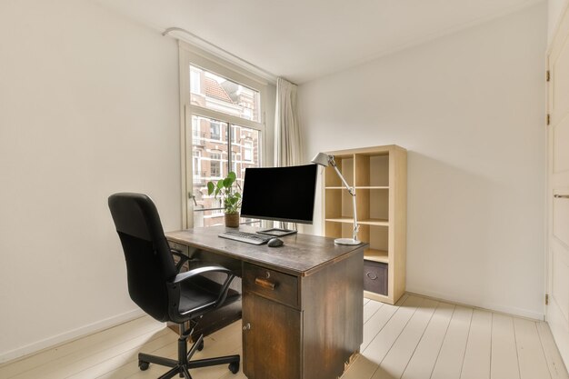 Accogliente stanza dell'home office dal design di lusso