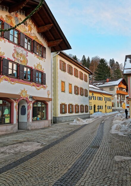 Accogliente stradina di Garmisch-Partenkirchen con le facciate delle case dipinte con cura. È un'idilliaca località di montagna nelle valli delle Alpi Bavaresi sotto l'imponente cima dello Zugspitze