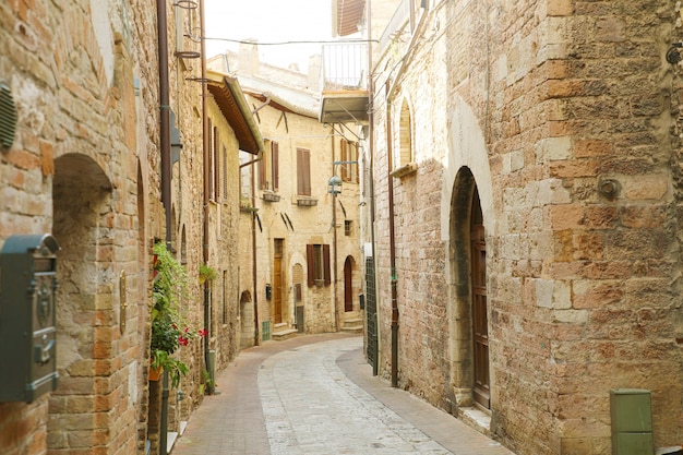 Accogliente vecchia strada italiana nel cuore dell'Italia.