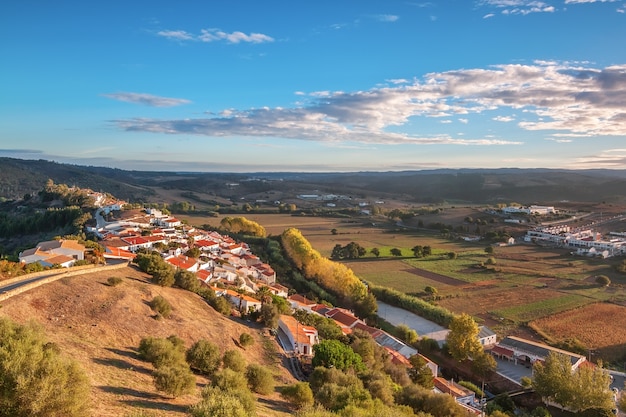 Accogliente villaggio Aljezur all'alba.