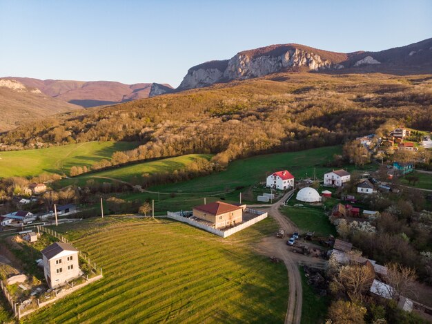 Accogliente villaggio svizzero. Una vita spensierata tra montagne, prati verdi e natura meravigliosa. Famiglia e agricoltura. Vista dall'alto