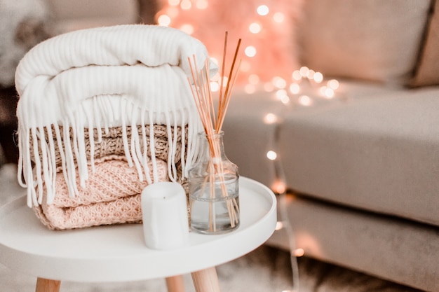 Accoglienti decorazioni per la casa all'interno con maglia e diffusore di aromi nel soggiorno