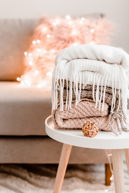 Accoglienti decorazioni per la casa all'interno con maglia e diffusore di aromi nel soggiorno