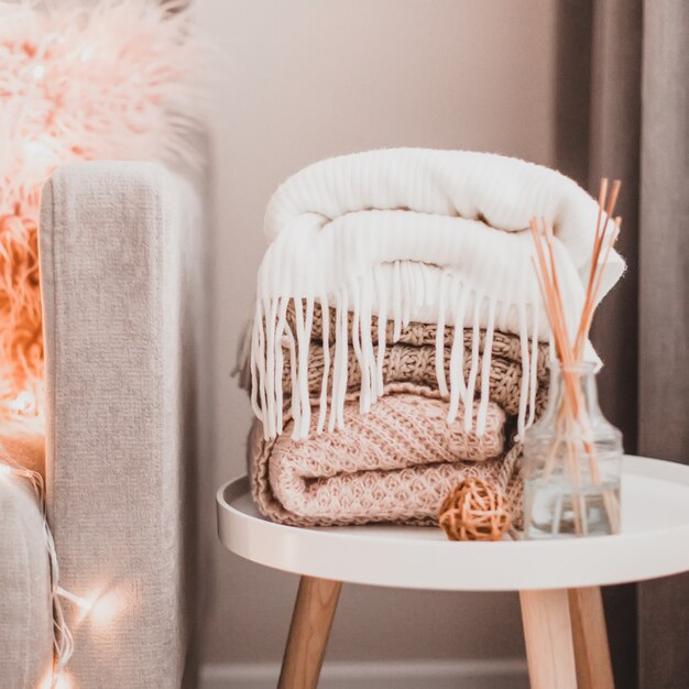 Accoglienti decorazioni per la casa all'interno con maglia e diffusore di aromi nel soggiorno