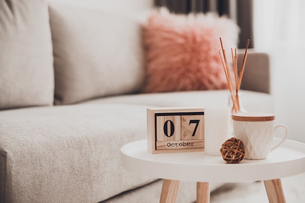 Accoglienti decorazioni per la casa all'interno con una tazza di tè