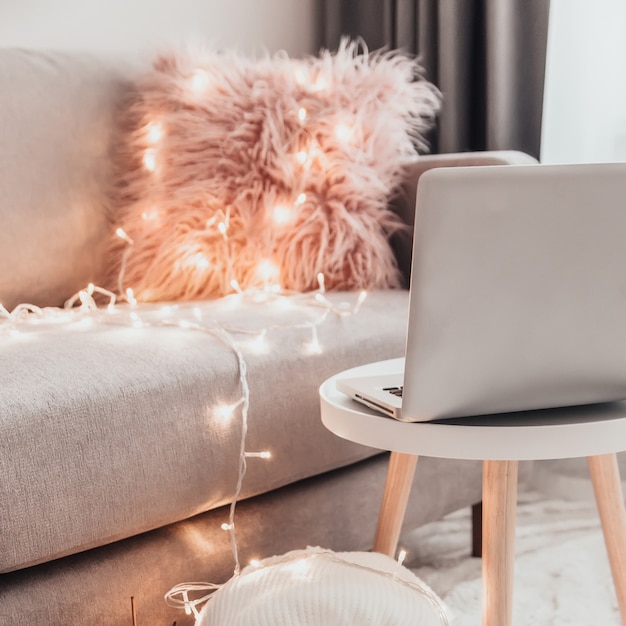 Accoglienti decorazioni per la casa all'interno