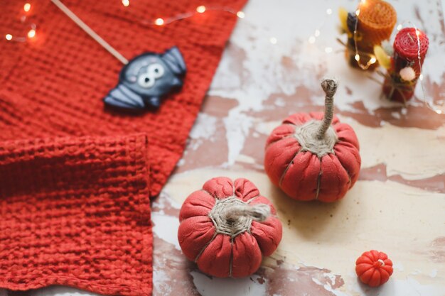 Accoglienti zucche in tessuto fatte a mano e biscotti di panpepato di Halloween vista dall'alto