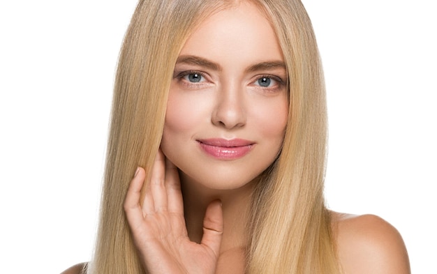 Acconciatura bionda del ritratto della donna dei capelli lunghi lisci. Toccando la guancia, il mento. Isolato su bianco.