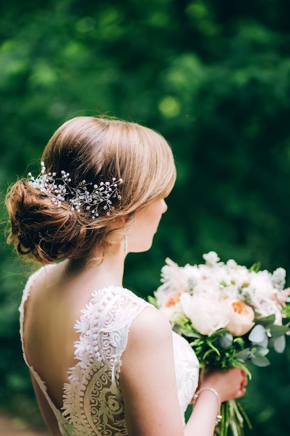 Acconciatura da sposa romantica. ornamento dei capelli