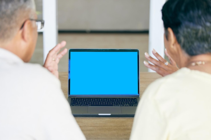 Foto accoppia la videochiamata e lo spazio di simulazione sul laptop per la comunicazione voip, la connessione digitale o la chat dal retro uomo donna e saluta sullo schermo del computer per conversare online contatto o webcam