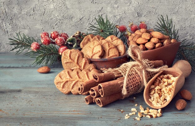 Accordo di Natale con biscotti di foglie di mandorla