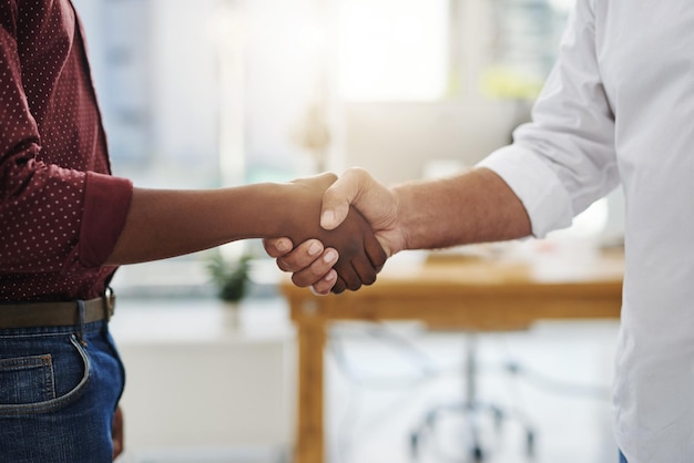 Accordo di stretta di mano e incontro di uomini d'affari in ufficio dopo un buon affare Primo piano di diversi dipendenti aziendali che salutano sul posto di lavoro in unità di sostegno e fiducia