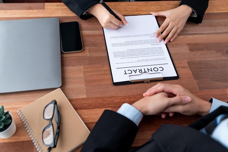 Foto accordo di successo tra due partnership commerciali con firma giubilante