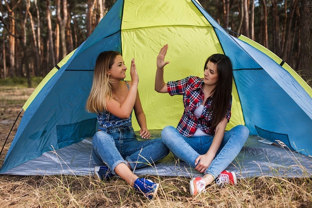 Accordo donne. Tenda amicizia. Fatto lavoro insieme. Dammi il cinque