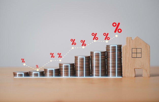 Accumulo di monete in aumento con segno percentuale e grafico per il prezzo delle case che aumenta dall'inflazione e dal concetto di crescita degli investimenti immobiliari