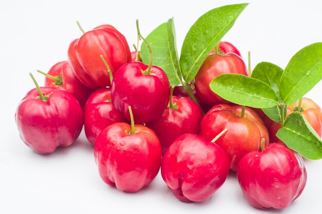 acerola su sfondo bianco