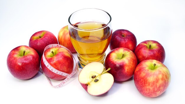 aceto di mele e succo di mela con metro a nastro su sfondo bianco cibo sano bevanda