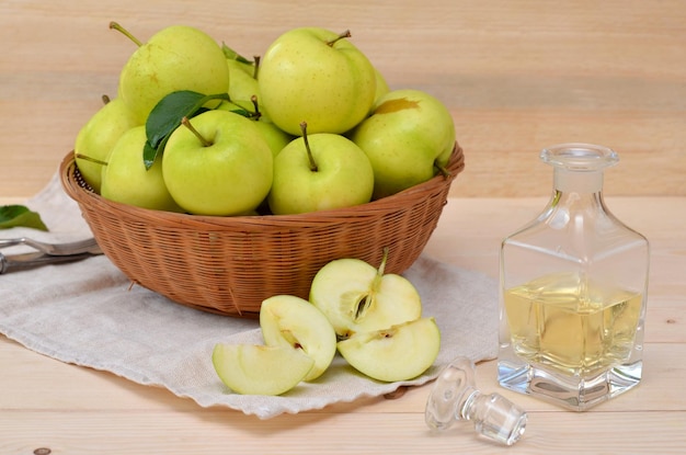 Aceto di mele in un decanter mele sul tavolo