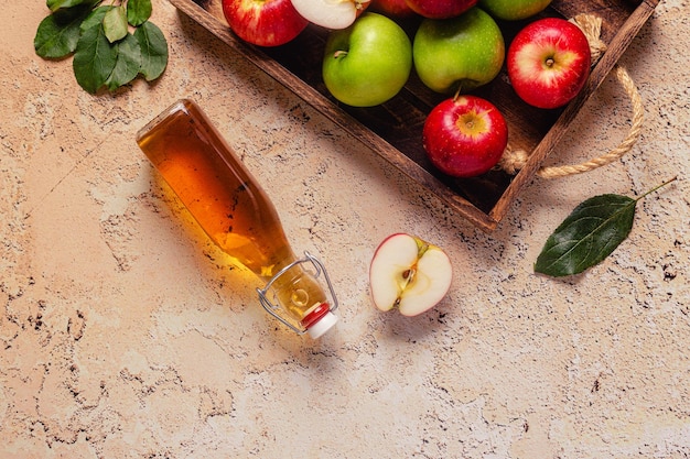 Aceto di mele o bevanda alla frutta fermentata, vista dall'alto.