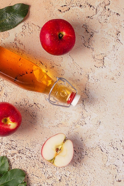 Aceto di mele o bevanda alla frutta fermentata vista dall'alto