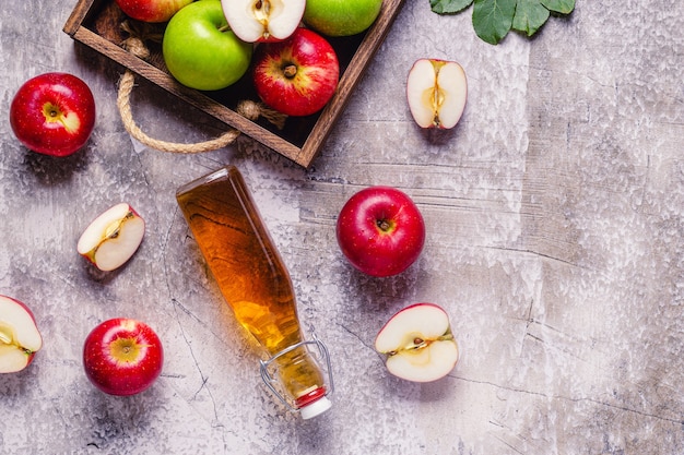 Aceto di mele o bevanda alla frutta fermentata, vista dall'alto.