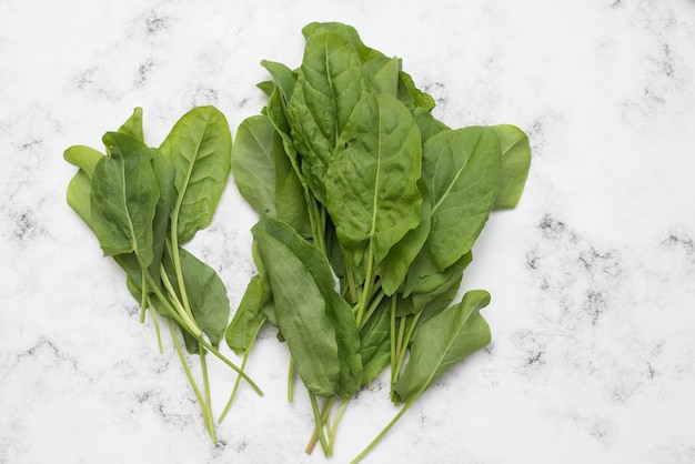 Acetosa verde su un tavolo di marmo