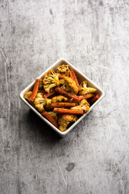 Achar di cavolfiore alla carota realizzato con PhoolGobi e Gajar. È un sottaceto stagionale dolce e dolorante dall'India