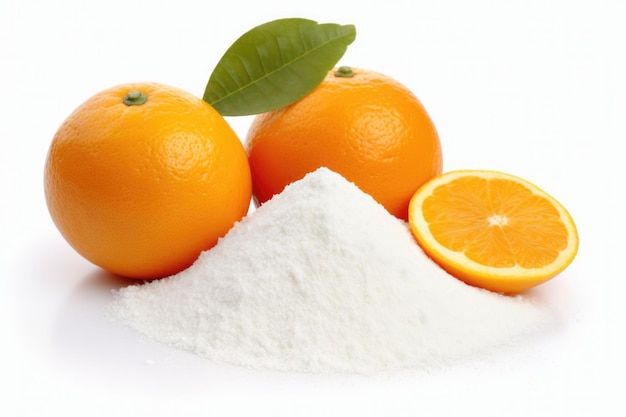 Acido ascorbico polvere cristallina di vitamina C per integratore antiossidante naturale su bianco isolato