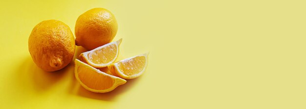 Acido citrico su sfondo giallo Messa a fuoco selettiva
