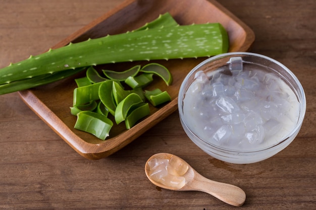 acqua aloe vera sul tavolo di legno