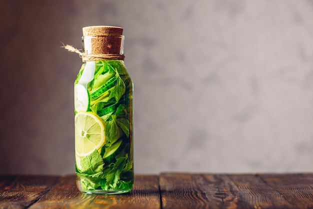 Acqua aromatizzata al limone, cetriolo e menta