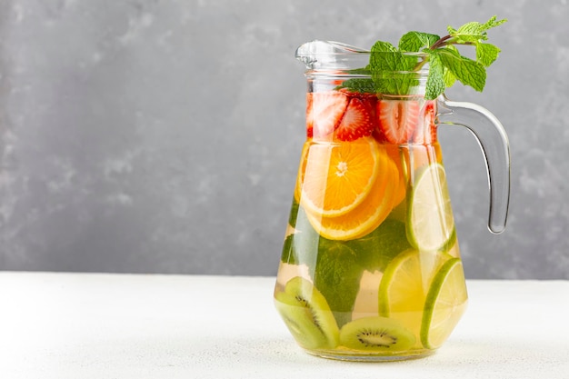 Acqua aromatizzata con frutta fresca estiva.