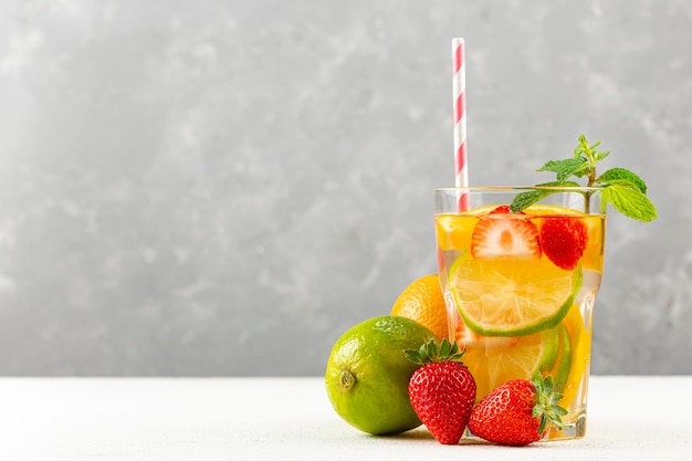 Acqua aromatizzata con frutta fresca estiva.