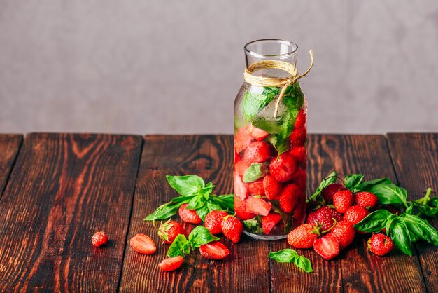 Acqua Aromatizzata in Bottiglia con Fragola Fresca e Foglie di Basilico