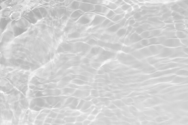 Acqua bianca con ondulazioni sulla superficie Disfocalizzazione sfocata Acqua limpida e tranquilla di colore bianco trasparente