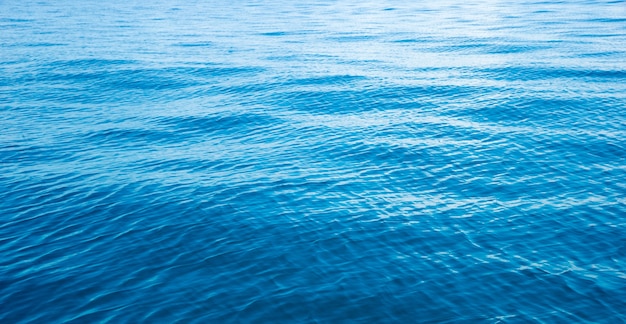 Acqua blu con riflessi del sole