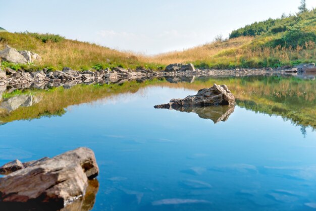 Acqua blu con rocce in un lago di montagna