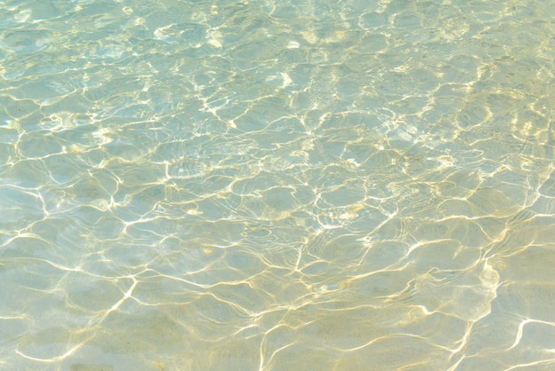 Acqua blu della piscina con un effetto di riflessione delle onde e della luce solare