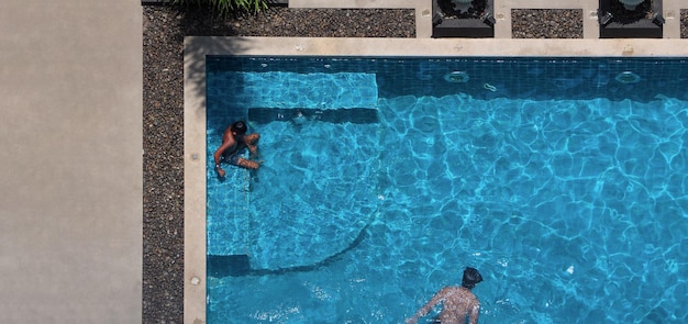 Acqua blu della piscina nell'angolo di vista superiore dell'estate Immagini della vista aerea della piscina in una giornata di sole adatta per lo sport o il relax durante le vacanze o l'allenamento per bruciare calorie in vacanza