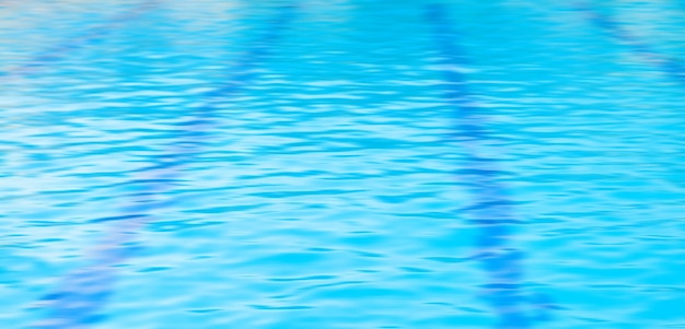 Acqua blu e corsie in piscina