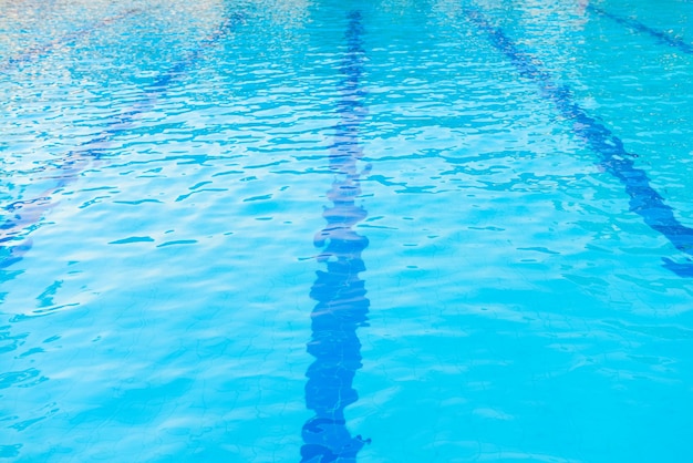 Acqua blu e corsie in piscina