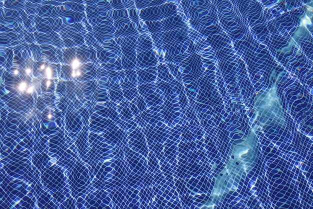 Acqua blu e limpida in piscina.