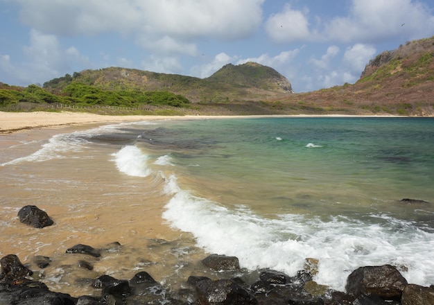 Acqua blu e verde in una spiaggia dell'arcipelago di Fernando de Noronha Brasile