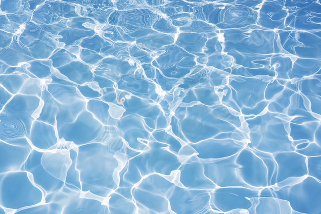 Acqua blu in piscina sullo sfondo