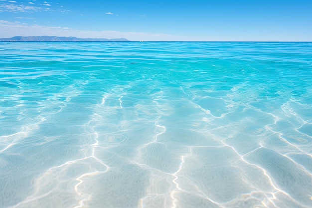 Acqua blu limpida della spiaggia tropicale sullo sfondo per scene estetiche