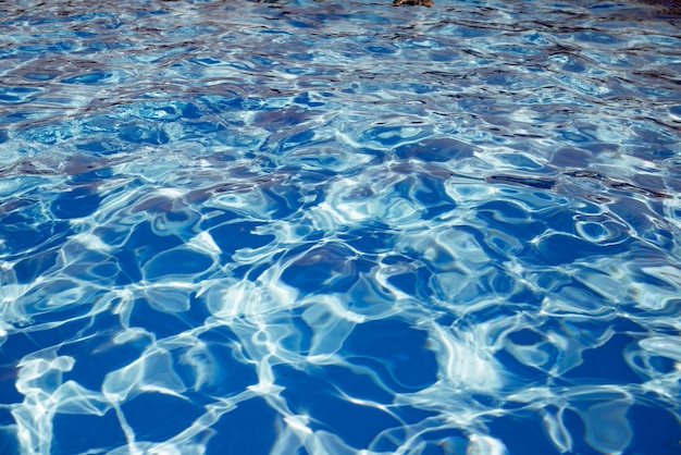 Acqua blu lucida e calda nella piscina