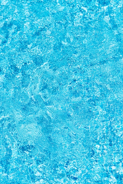 Acqua blu nello spazio della copia dell'estate e del concetto di viaggio della piscina